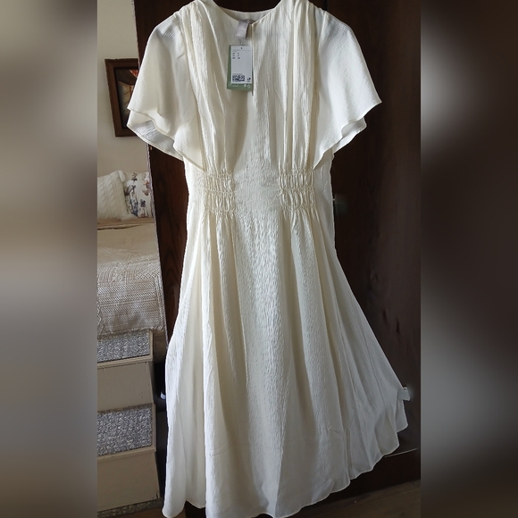 New H&M Cream Pleated Maxi Dress Flutter Sleeve Smocked Waist EcoVero Size S NWT - Picture 4 of 15